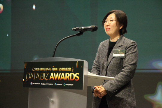 윤혜정 한국데이터산업진흥원 원장이 19일 서울 강남구 슈피겐홀에서 열린 데이터 비즈 어워즈 시상식에서 발언을 하고 있다. 한국데이터산업진흥원 제공